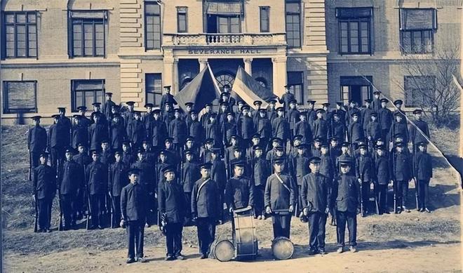 大学军训越来越硬核:步坦协同、火箭筒都来了