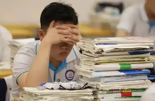 2025高考复读大变天!年龄学籍双限制,这些院校禁收复读生