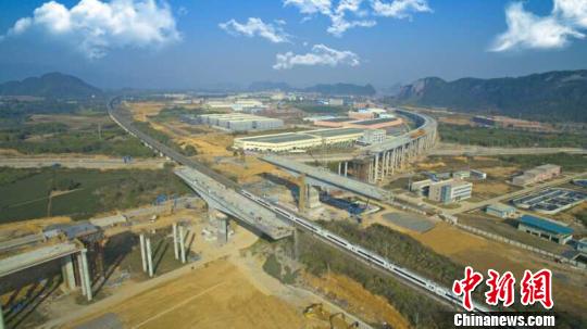 广东首例!超大吨位双幅高速桥梁转体跨越京广高铁成功