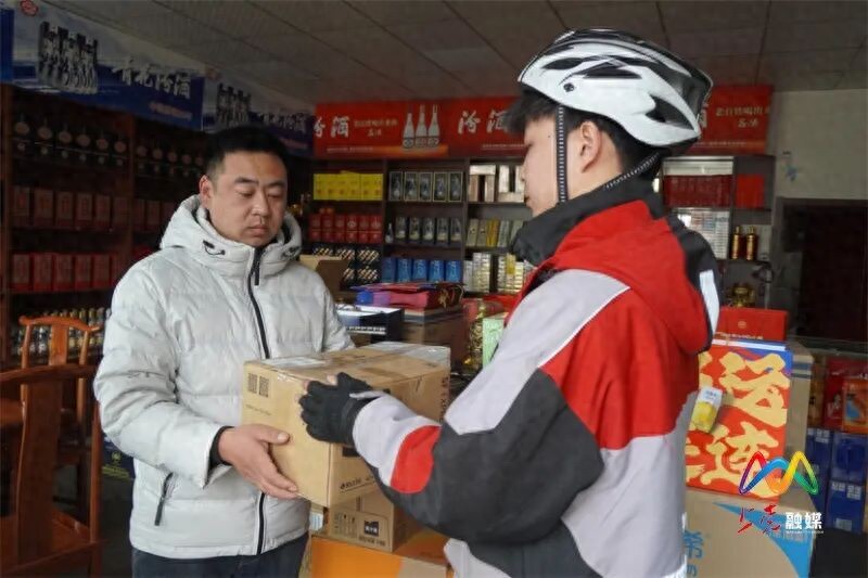 过年期间快递不停运，快递员坚守岗位保障物流畅通