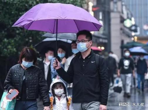 新冠放开后有人不再防护,病毒还在,未来有4个结局要注意