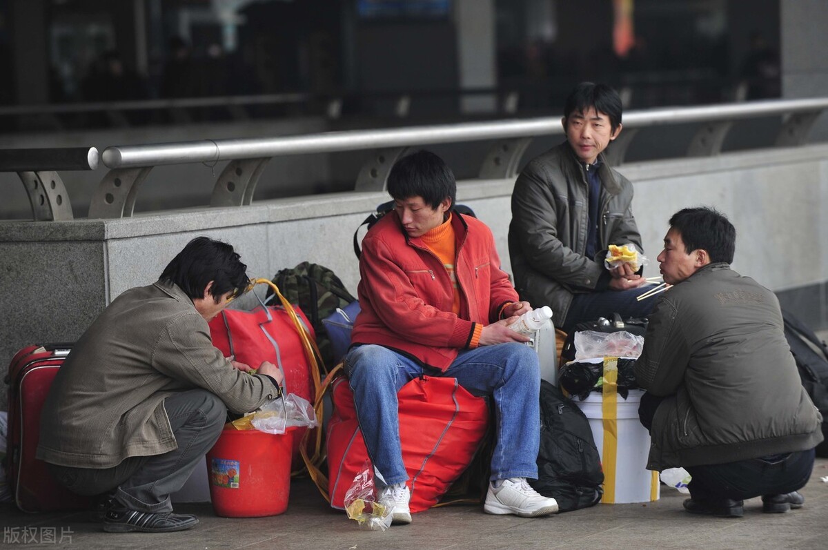 停工令致农民工返乡,今年挣钱更难,秋冬行业停工咋回事?
