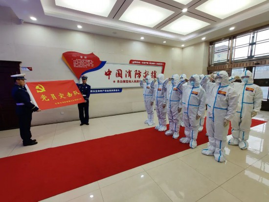 吉林疫情严峻,消防救援队伍奋战抗疫一线守护群众安全
