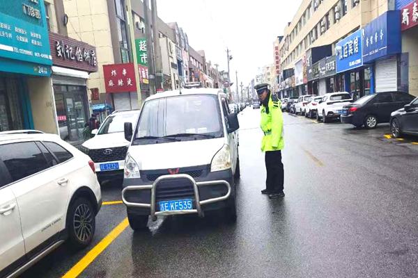 梅河新区交警支队联合多部门整治城区交通秩序,严查违章行为