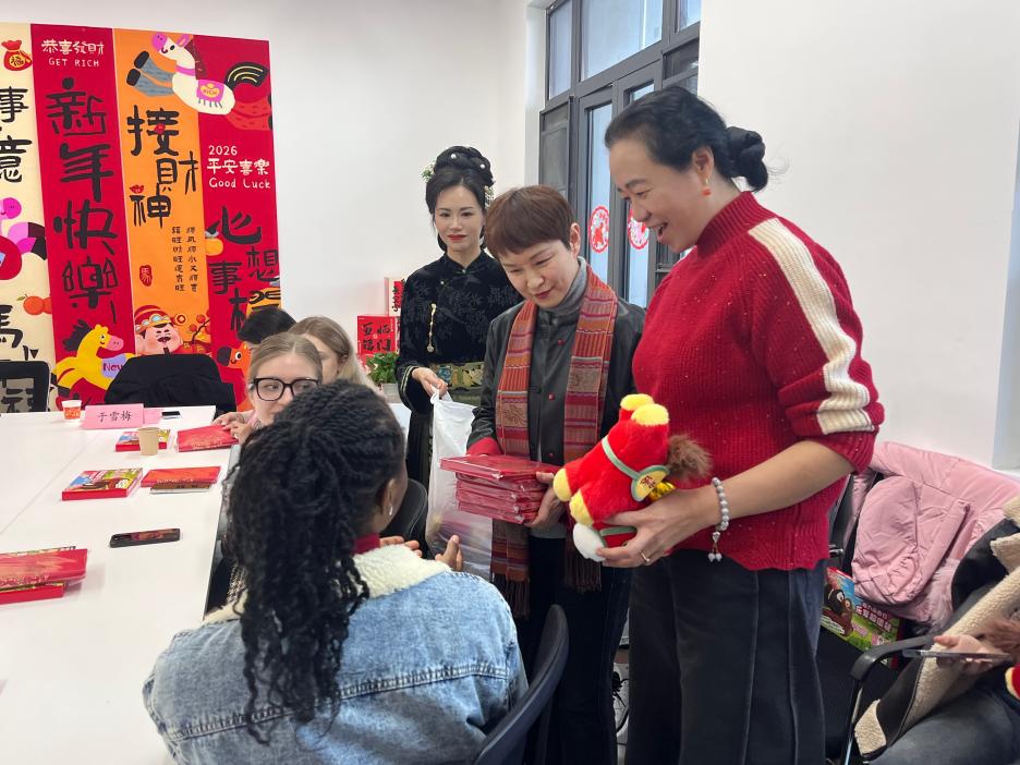 上海大学领导与留校国际学生代表欢聚,共话学习生活与交流