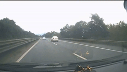 高速上遇到障碍物怎么办?记住这3个驾驶技巧