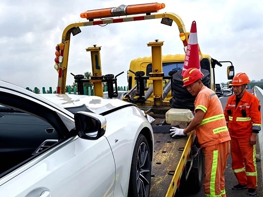 高速救援新规解读:爆胎等故障咋保命省钱?免费范围有啥限制?